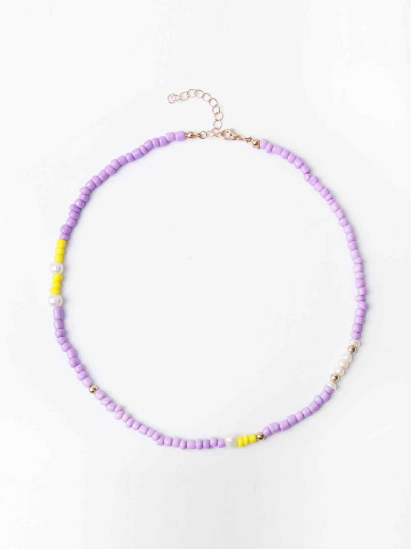 Les colliers de perles violet ou arc en ciel