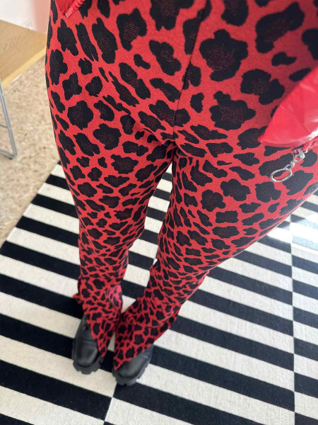 Pantalon rouge et noir