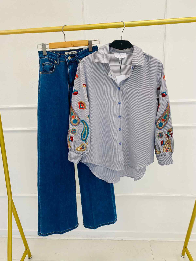 Chemise tout en broderies