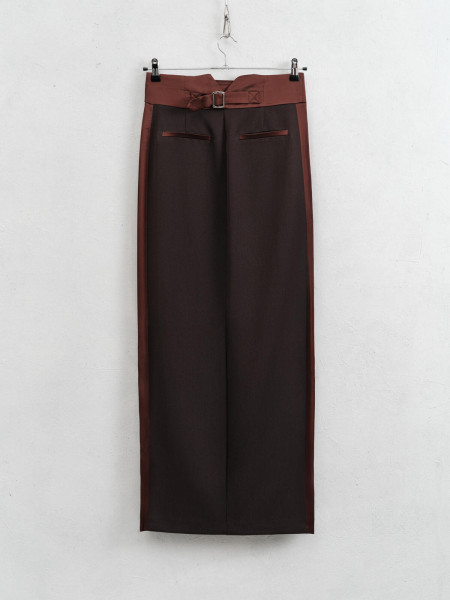 Jupe rouge ou marron