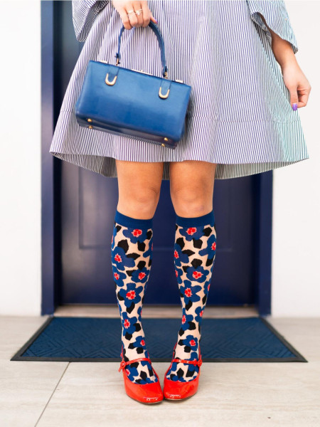 Chaussette transparente bleu vif jusqu'aux genoux