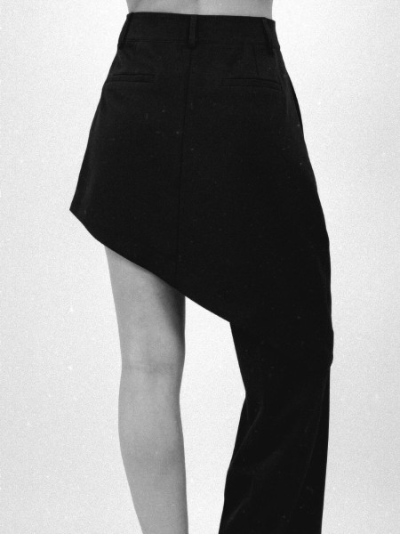 Pantalon à superposition jupe asymétrique sur une jambe