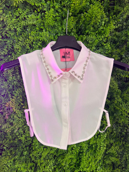 Sous col pointu avec bijou