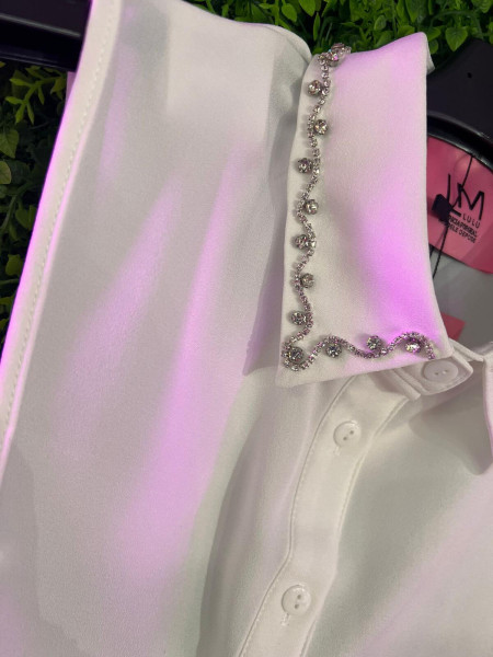 Sous col pointu avec bijou