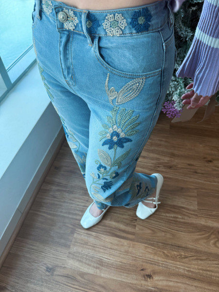 Jeans fleurs brodées