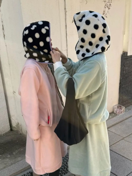 Cagoule à pois réversibles et déperlantes