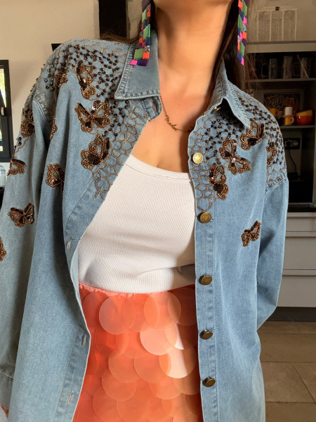 Chemise en denim clair avec dentelle et papillons