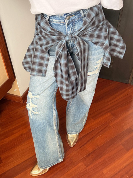Jean avec chemise nouée à la ceinture