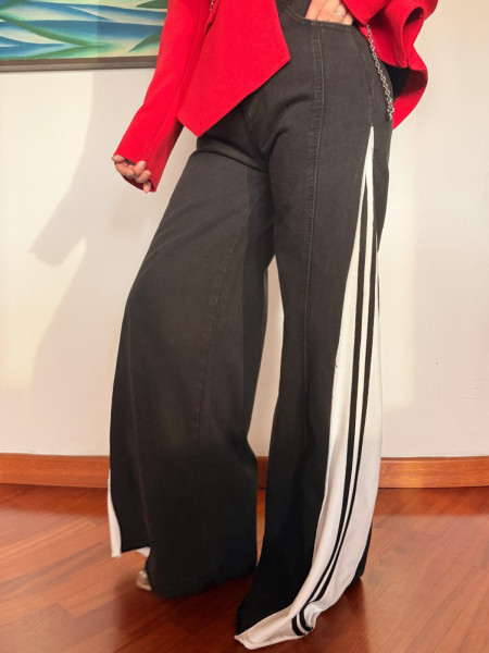 Jean noir avec bandes latérales blanches