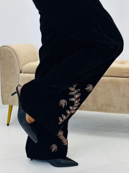 Pantalon velours et broderies dorées