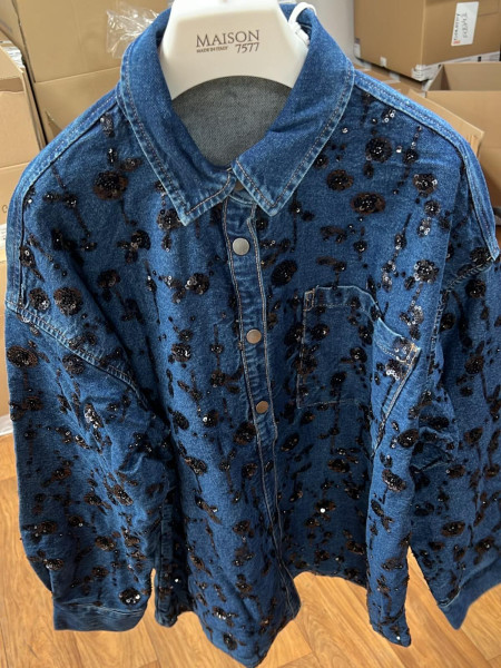 Chemise en Denim Bleu Motifs Strass & Sequins Noirs
