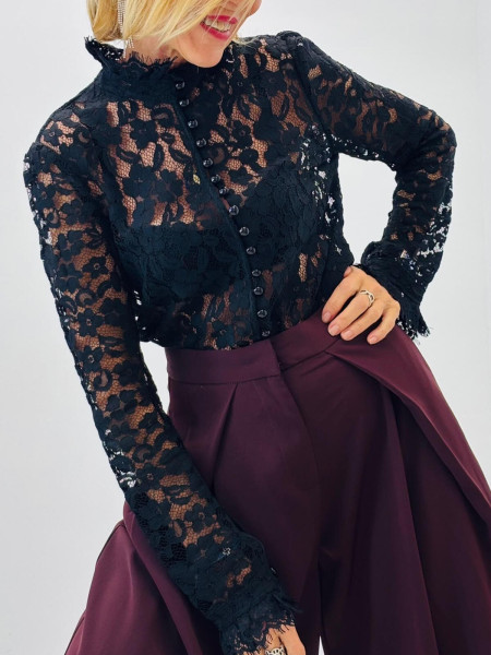 Top en Dentelle Noire à Col Montant & Boutons Recouverts