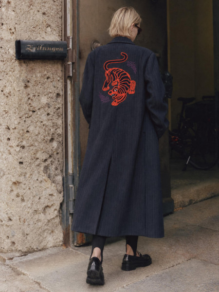 Manteau Long Rayé Marine à Broderie Tigre Orange au Dos